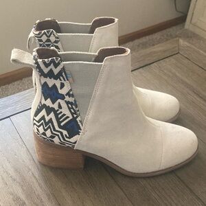Tom’s Esme Short Heeled Cream Suede Boot With Blue Aztec Trim.  Size 10.